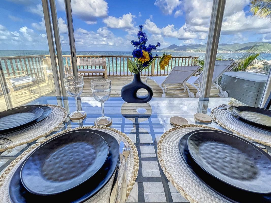 Location Cottage 2 chambres Baie Nettlé Saint Martin-table a manger-3